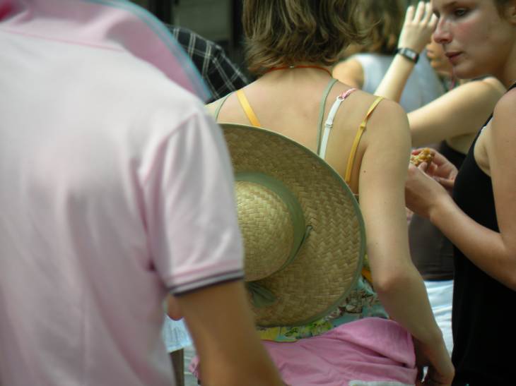  epaules , bras , bretelles de soutien gorge, chapeau